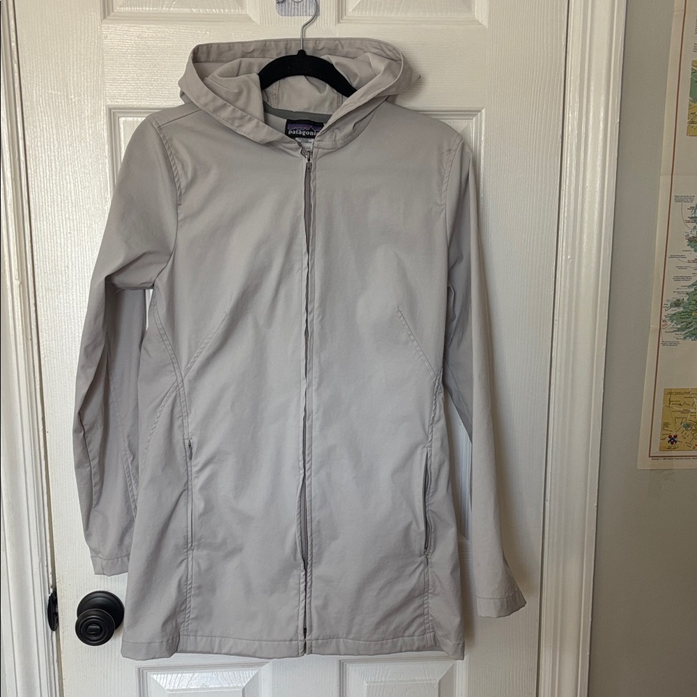 Patagonia Women’s Winds-Day Light Gray Hooded Jacket